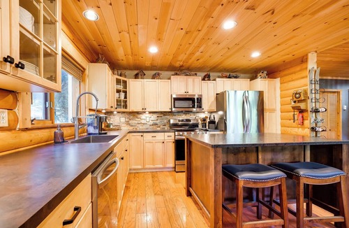 Packwood Cottage | Spacious Packwood Cabin w/Hot Tub - Near River
