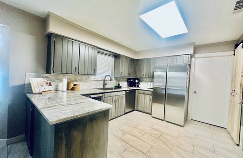 Broadmoor House | SPACIOUS, private 5 bedroom 2 min to I-12, food & shopping 12 MILES TO LSU