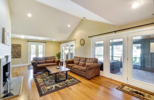 Harrods Creek House | Spacious Prospect Cottage w/Deck & Scenic Views