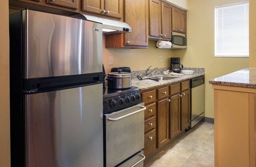 Novi Apartment | Spacious & Quiet 2 Bedroom Suite w/2 Queens Near Suburban Collection Showplace