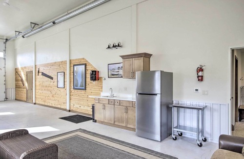 Pipe House | Spacious Recently Built Home < 1 Mi to Lake!