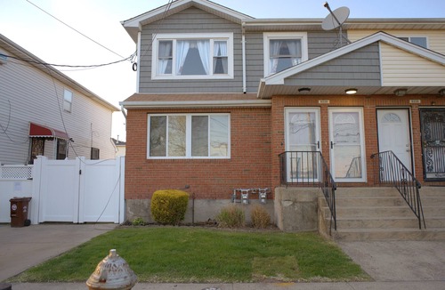 Queens Apartment | Spacious Rockaway Retreat Surf & WFH-Ready3-BR apartment in charming Queens