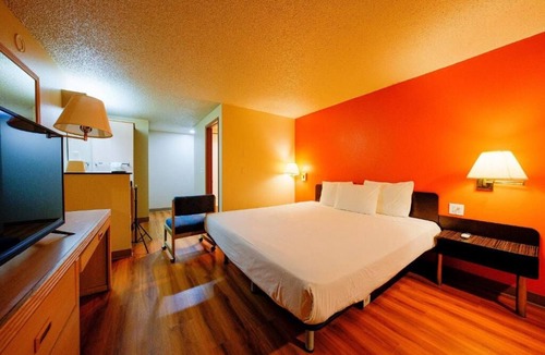 Hermiston Hotel | Spacious Room for Exploring Hermiston’s Shops & Dining — Great Central Location