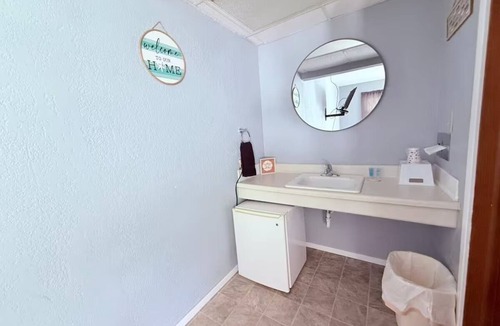 Ida Grove Hotel | Spacious Royal-Themed Room w/King Bed + Private Bathroom for a Memorable Stay