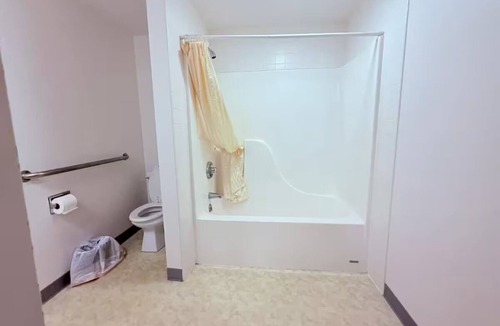 Ida Grove Hotel | Spacious Royal-Themed Room w/King Bed + Private Bathroom for a Memorable Stay