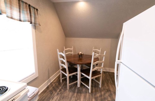 Wabash Apartment | Spacious Rustic Downtown Market St 1 Bedroom Apt, Steps to Honeywell & Dining