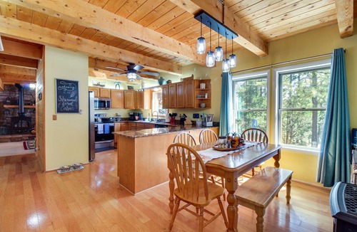 Pinetop-Lakeside Cabin | Spacious ‘Sherwood Forest Cabin’ w/Hot Tub!