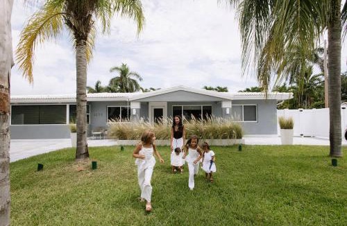Coral Heights House | Spacious Studio in the Heart of FTL Hot Tub