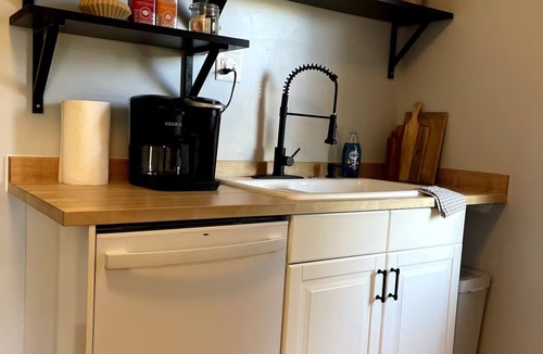 Detroit Apartment | Spacious & Stylish 3 Bedroom Apt in West Village