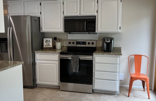 Harlow House | Spacious, Stylish, Quiet, Two Bedroom - Autzen/Oakway/Kid-Friendly