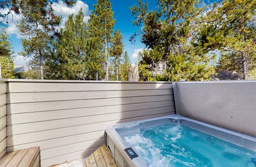 Deer Park House | Spacious Sunriver home with private hot tub & SHARC passes