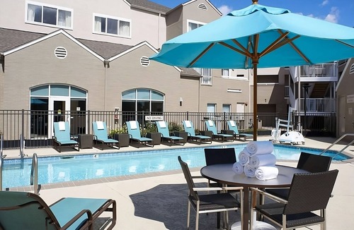 Warren Hotel | Spacious Unit Near Detroit Attractions, Full Kitchen w/Free Breakfast!