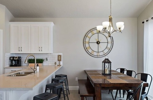 Sienna Hills House | Spacious Villa 5 minutes to Lake State park by Redawning