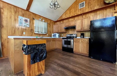 Zwolle Cabin | Spacious Waterfront Cabin Overlooking Private Pond near Zwolle, Louisiana
