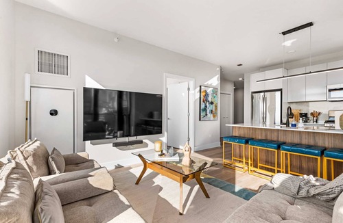 West Loop Apartment | Spacious West Loop Retreat for Business Groups
