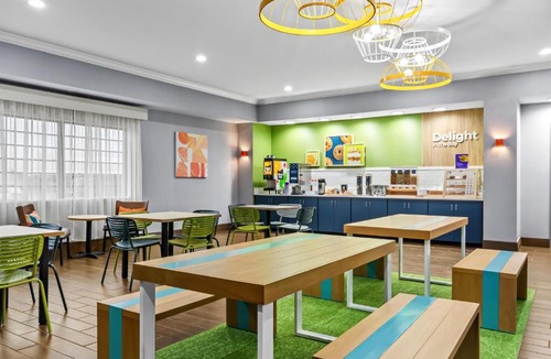Forest Park Hotel | Spark by Hilton Cincinnati Fairfield