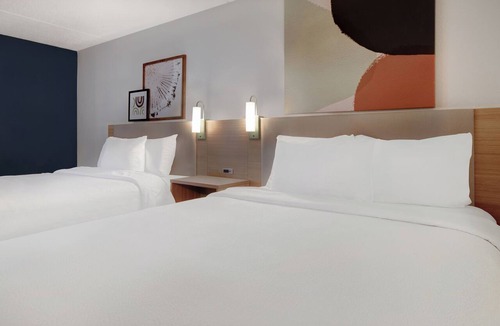 Watertown Hotel | Spark by Hilton Watertown