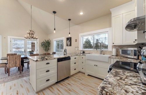 Chelan House | Sparkling pool paradise | Walk to Lake Chelan