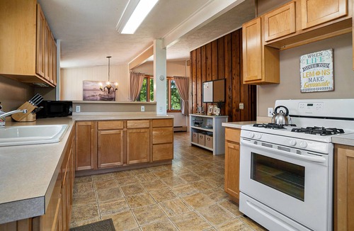 Empire House | Sparrow Meadows | House in Empire with a beautiful yard - prime location