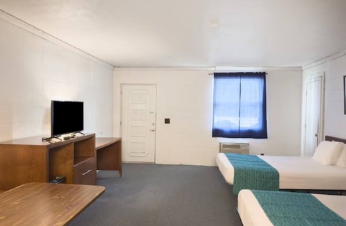 Spencer Hotel | Spencer Explorer | Modern Haven | Explore Fall Creek & Hike Buck Knob Peak