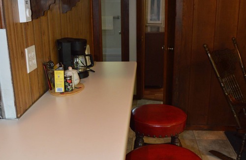 Lakeside Cottage | SPRING & FALL DISCOUNT! One Bedroom Cottage with Private Beach!