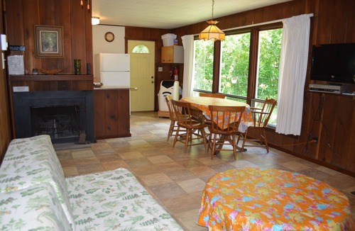 Lakeside Cottage | SPRING & FALL DISCOUNT! Two Bedroom Cottage with Private Beach!