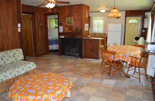 Lakeside Cottage | SPRING & FALL DISCOUNT! Two Bedroom Cottage with Private Beach!