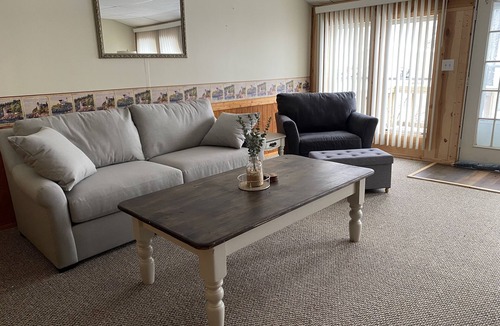 Gypsum Cottage | SPRING GETAWAY! Comfortable 2BR cozy cottage just a few steps from Sandusky Bay!