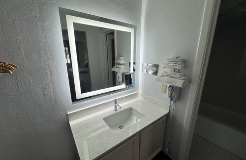 Elyria Hotel | Sprucewood Inn