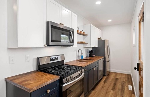 Washington House | Square Haven Duplex- Walk to Pubs Cafe & Ice Cream