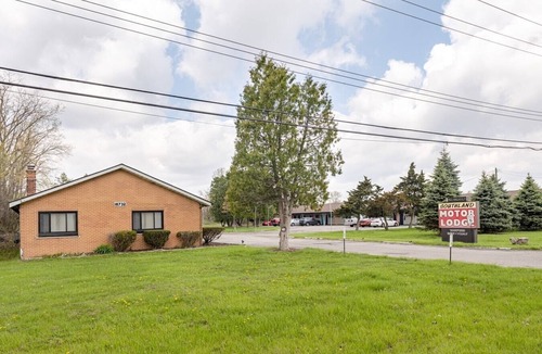 Riverview Apartment | Stay in Browntown for 4: Cozy Room with MiniFridge