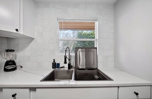 Hilltop Apartment | Stadium District Studio-King Bed-Walk to it all!