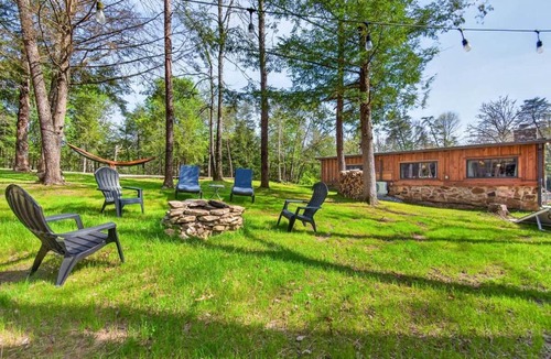 Crossville House | Stagecoach Saloon Riverside cabin with stone pizza oven