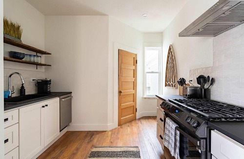 Uptown Apartment | Stay Portland - 3BR - Sleeps 6 - Steps to NW 23rd - Fast WiFi