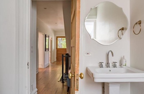 Uptown Apartment | Stay Portland - 3BR - Sleeps 6 - Steps to NW 23rd - Fast WiFi