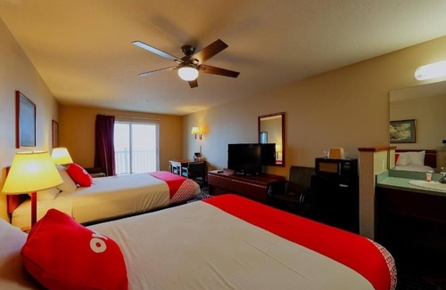 Lincoln City Hotel | Stay Steps from the Coastline in Charming Bayview Room
