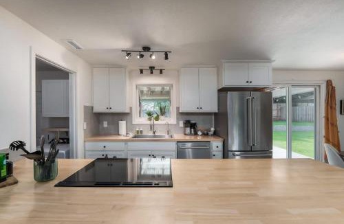 Northwest Vancouver House | #StayinMyDistrict Quiet 2BR Office Pet Friendly