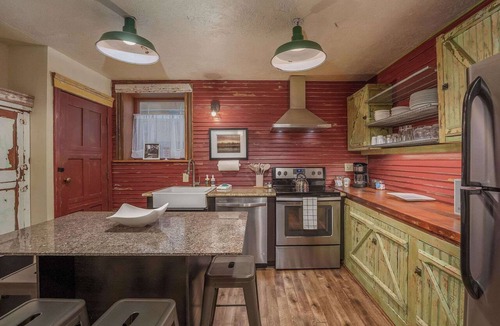 Sellwood-Moreland Apartment | #StayinMyDistrict Sellwood+Cozy King Suite