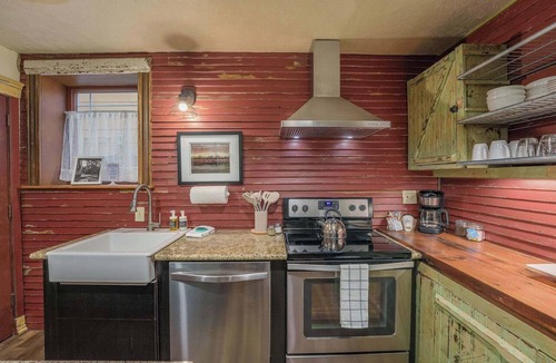 Sellwood-Moreland Apartment | #StayinMyDistrict Sellwood+Cozy King Suite
