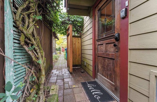Sellwood-Moreland Apartment | #StayinMyDistrict Sellwood+Cozy King Suite