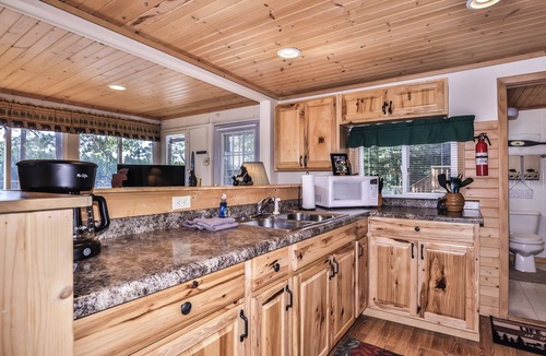 Eagle River Cabin | Stepaway Vacation Rentals-Cozy Cottage