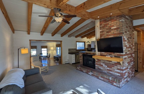 Southold House | Steps from Cedar Beach ! Tranquil Retreat in the Heart of Wine Country