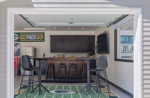 Ashwaubenon House | Steps from Lambeau | Unreal Location