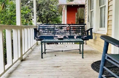 Freetown - Port Rico House | Steps from Live Music Venues-Guest Room Extended Stays