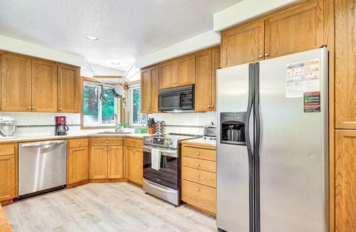 Mount Hood Village Cottage | Steps to River! Rhododendron Family Retreat
