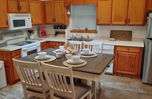 Hayesville Cabin | Steps to Shooting creek. FREE 2 bedrooms and game room if booked by dec 1