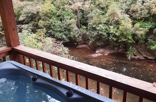 Hayesville Cabin | Steps to Shooting creek. FREE 2 bedrooms and game room if booked by dec 1