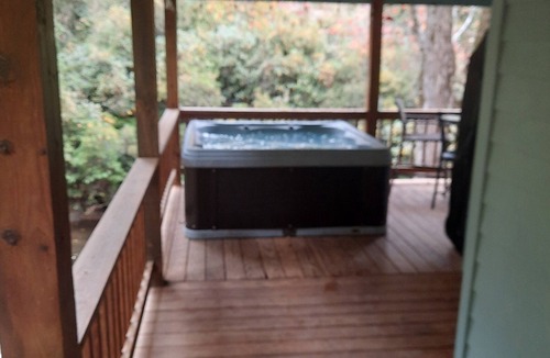 Hayesville Cabin | Steps to Shooting creek. FREE 2 bedrooms and game room if booked by dec 1