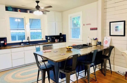 Georgetown House | Steps to Square & Southwestern - 3rd Gen Fam-Owned!