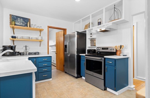 Northport House | Steps to Village & Lake * Hot Tub * Pets Welcome